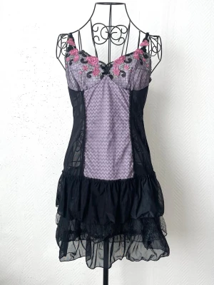 Lila och svart spetsnattlinne från Vivien - Säljer ett lila nattlinne med svarta detaljer och volangkant från koreanskt märke Vivien. Passar storlek 34-36. Dockans storlek: 34.