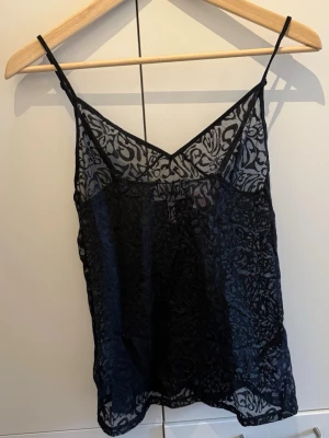 Svart spetslinne från Weekday - Svart meshtopp med mönster 