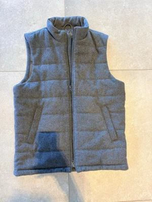 John Henric väst - Tjena säljer nu denna riktigt snygga väst från John Henric. Den är i riktigt bra skick. Nypris 1800✅Vid minsta funderingar så är det bara att höra av sig//Allt gott