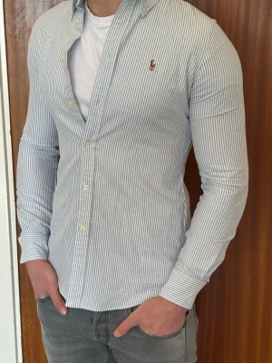 Ralph Lauren skjorta - | Säljer en jätte schysst skjorta från Ralph Lauren | skjortan är i mycket bra skick utan tecken på användning | modellen på bilden är 182 cm och väger 76kg| hör av er om ni funderar över något!!!