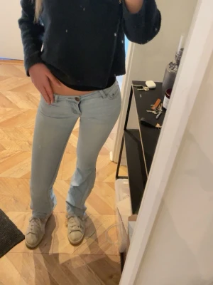 Only jeans - Säljer mina ljusblå only jeans i storlek 34! Perfekta till sommaren och är omsydda proffesionellt på sidorna! Sitter asbra och är perfekt lågmidjade! Nypris ca 700 kr