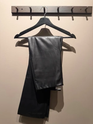 Svarta bootcut skinn byxor  - Sååå snygga skinnbyxor från Stocholm LM studio. Det är resår i midjan samt en dragkedja.