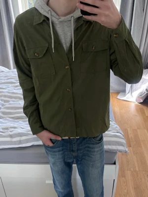 Mörkgrön overshirt  - Riktigt snygg mörkgrön overshirt från Caliroots, perfekt nu till våren🤩☀️| Storlek M | Mycket bra skick✅|