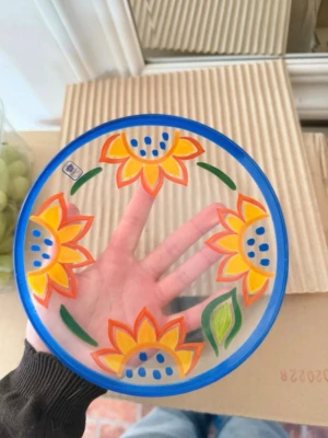 Blommiga tallrikar  - Ett paket innehåller 4 tallrikar som är perfekta inför våren och sommaren. Tallrikarna är små men man får plats med mycket på den☀️ Har ganska många paket av dessa tallrikar så om ni vill ha mer än 1 paket av dessa super snygga tallrikar så får ni höra av er!!❣️❣️