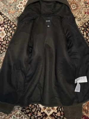 Mörk grön fleece jacka från Only & Sons - Säljer en grön fleece jacka från Only & Sons med meshfoder och huva. Jackan har en sportig look och är perfekt för dig som vill ha en enkel och stilren jacka till vardags passar för men.