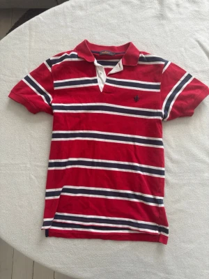 Randig Morris piké - En randig slim Morris piké i storlek M, modellen är 191