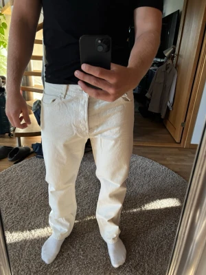 Vita jeans WEEKDAY - Säljer ett par vita jeans med rak/baggy passform. Model SPACE 33/30. Nyskick, har inte använts. 