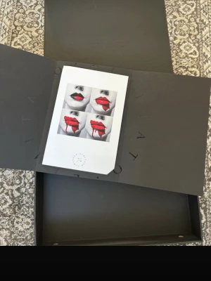 Vit hoodie från limitato med tryck av skönt material  - Säljer en vit hoodie från limitato med ett unikt konstnärligt tryck på bröstet som visar fyra bilder av röda läppar. Hoodien har huva med dragsko och ribbade muddar. Perfekt för dig som vill sticka ut med en cool och modern stil. Skick 8.9/10 priset ej hugget i sten🤩 hör av er om de är något🫡