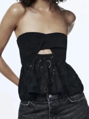 Svart bandeau topp - Trendig svart bandeau topp från Zara. Strorlek S, fint skick ☺️