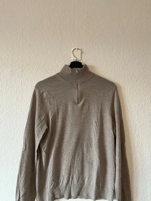 Beige halvzip-tröja från Riley - Beige halvzip från Riley i merinoull. Storlek M i bra skick