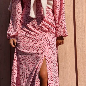 Rosa långklänning - Supersöt rosa långklänning med små röda blommor 💕 klänningen är intagen i midjan och har en resår baktill 