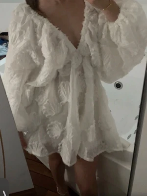 Studentklänning - Helt ny aldrig Använd, supersöt perfekt till sommaren eller studenten!