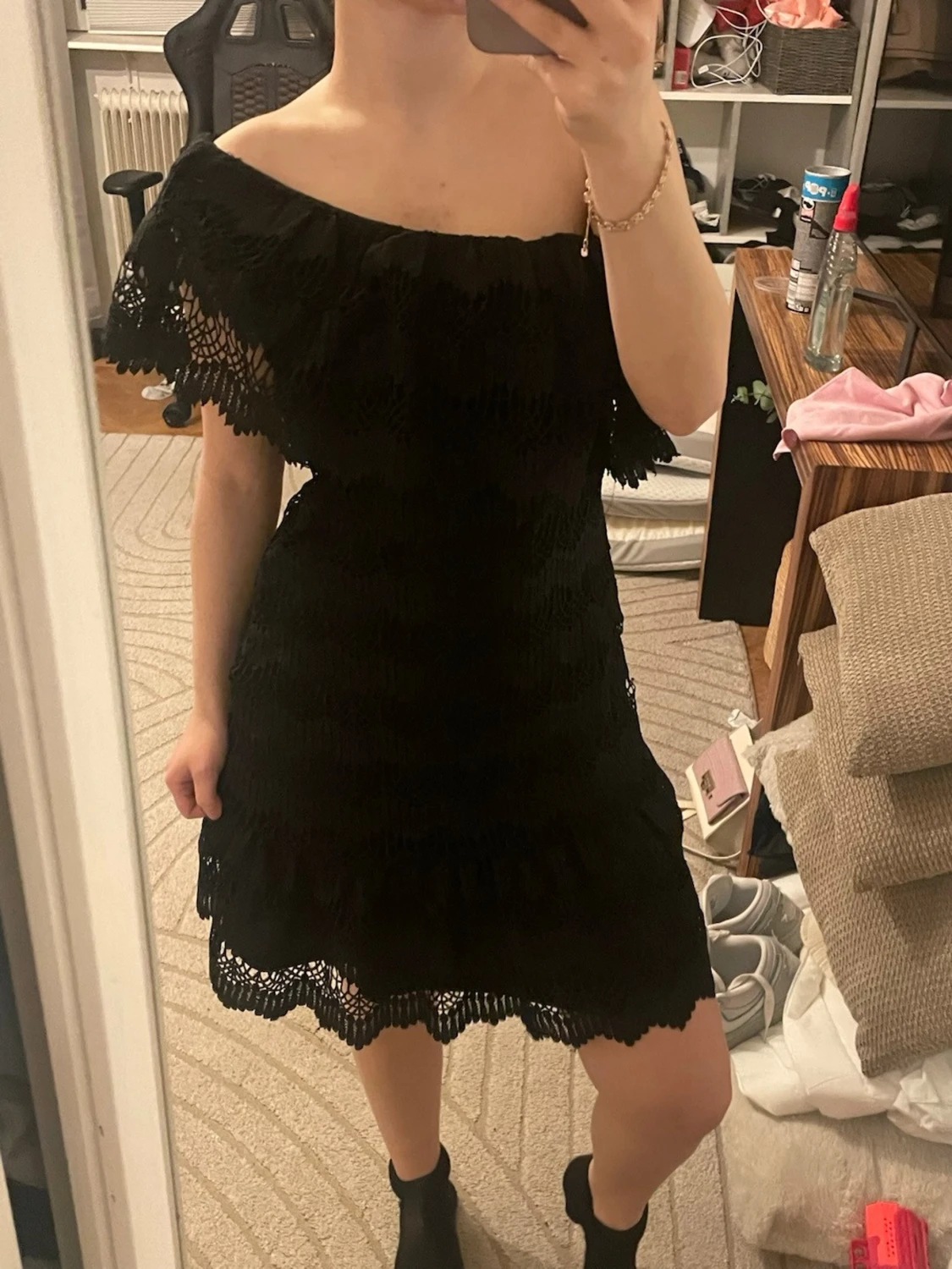 Svart oneshoulder spetsklänning - 4