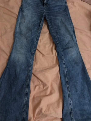 Blå Boomerang bootcut jeans - Säljer ett par blå bootcut jeans från Boomerang. ‼️pris kan diskuteras ‼️