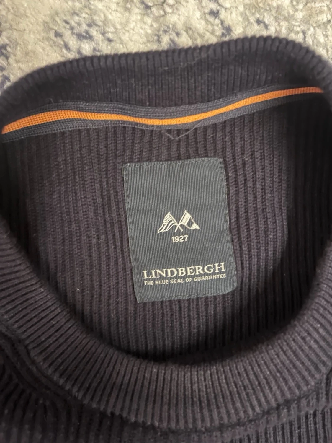 Mörkblå ribbstickad tröja från Lindebergh  - 2