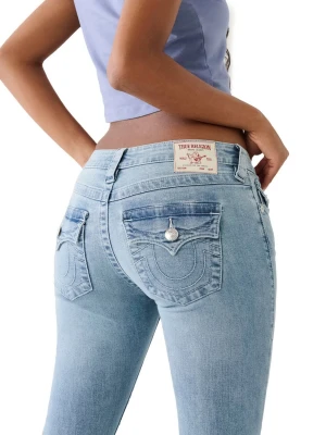 Ljusblå bootcut jeans True Religion - Säljer ett par ljusblå bootcut jeans från True Religion med klassiska broderade bakfickor och silverfärgade knappar. Jeansen har normal midja och är tillverkade i mjukt denimtyg med stretch för extra komfort. Perfekta för en avslappnad och trendig look.