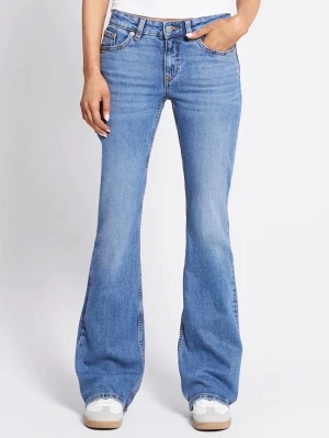 bootcut jeans  - Snygga blå bootcut jeans från Lager 157 med klassisk femficksmodell och hög midja. Jeansen har utsvängda ben och är gjorda i mjuk denim med lätt tvättad look. Perfekta för dig som gillar retrostil och vill ha ett par bekväma jeans med schysst passform.