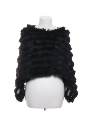 Svart pälsponcho - Säljer en svart pälsponcho med fluffig och mjuk kaninpäls, perfekt skick