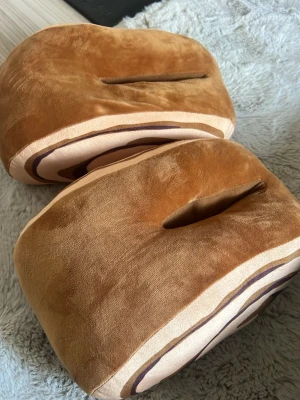 Gifflar tofflor - Ett par tofflor som ser ut som gifflar. 