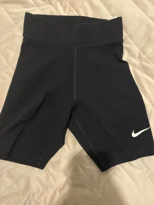 Svarta träningstights shorts Nike - Tränings short från Nike i storlek XS, knappt använda därav i topp skick, typ som nya.