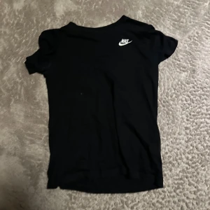 T-shirts från Nike och Lyle & Scott - Två svarta t-shirts och en grön.En från Nike med vit logga på bröstet, en från Lyle & Scott med gul logga och en från Lyle & Scott med gil logga. Alla har rund hals och korta ärmar. Perfekta till jeans eller shorts för en clean och enkel stil. Alla säljs tillsammans som ett pack, alla har samma storlek och passform