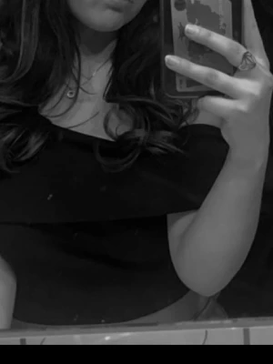 Svart offshoulder topp - Trendig svart offshoulder topp med bred kant. Köpt från Gina för några år sedan men endast använd 2 gånger, dvs i nyskick☺️