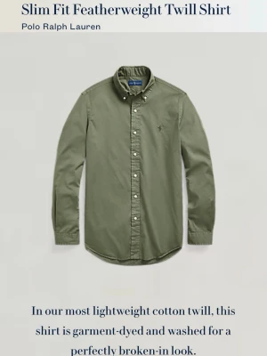 ÄKTA Olivgrön skjorta från Polo Ralph Lauren - Säljer en stilren olivgrön skjorta från Polo Ralph Lauren med klassisk button-down krage och vita knappar. Skjortan har lång ärm och diskret broderad logga på bröstet. Perfekt till jeans eller chinos för en clean look. Denna är 100% autentisk som man ser när jag skannat qr koden. Nästan aldrig använd pga den är lite liten på mig. Bara att höra av sig vid frågor!