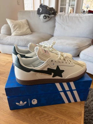 Adidas x bape sambas  - Säljer mina adidas x bape sambas som jag köpte utomlands ganska svåra att få tag i helt nya gillar dom inte så säljer dom har kvitto och allting aldrig använda. Skick 10/10 