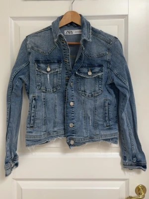 Blå jeansjacka - Kommer ej till användning! En ljusblå jacka från Zara. 