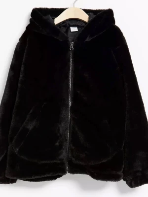 Svart teddyjacka med huva - Den är i storlek 170 men passar xs- m. Mysig svart teddyjacka med dragkedja framtill och stor huva. Jackan har två fickor på sidorna och är tillverkad i mjukt, fluffigt material som ger en skön och avslappnad look. Perfekt för dagar när du vill vara både varm och stilren. 