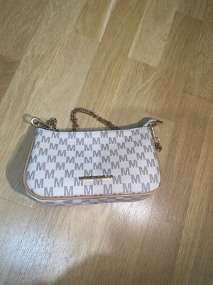 Tre olika handväskor  - Säljer tre olika kuvertväska med mycket bra skick inte använda mycket och de är utan någon slags av skador 