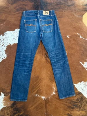 Straight Nudie SharpBengt DryOrangeSelvage - Tjena! Säljer dessa riktigt snygga nudies i modellen Sharpbengt DryOrangeSelvage, W29/L32, fint skick, hör av dig vid funderingar!🙌