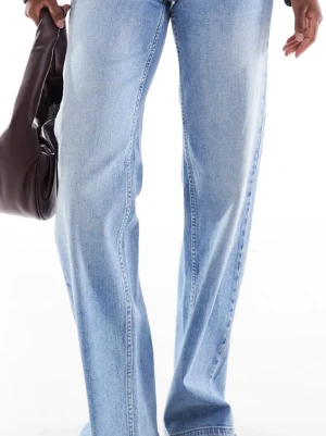 Ljusblå bootcut jeans - Säljer ett par ljusblå bootcut jeans med klassisk femficksmodell och normal midja. Jeansen har en avslappnad passform och är tillverkade i denim med lätt stretch. Perfekta för en chill och trendig look. W29/L6