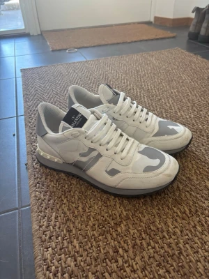 Valentino skor - Tjena! Säljer min valentino rockrunners då jag är sugen på något nytt! Bara att ställa frågor om ni har några funderingar!