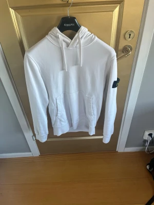 Stine Island hoddie  - Säljer min Stone hoodie då jag aldrig använder den. Skick 9/10 det finns kvitto från Nk på hoddien samt lappar kvar. Ny i butik kostar den runt 3000. Kan gå ner i pris vid snabbaffär. Vid fler frågor är det bara att höra av sig 