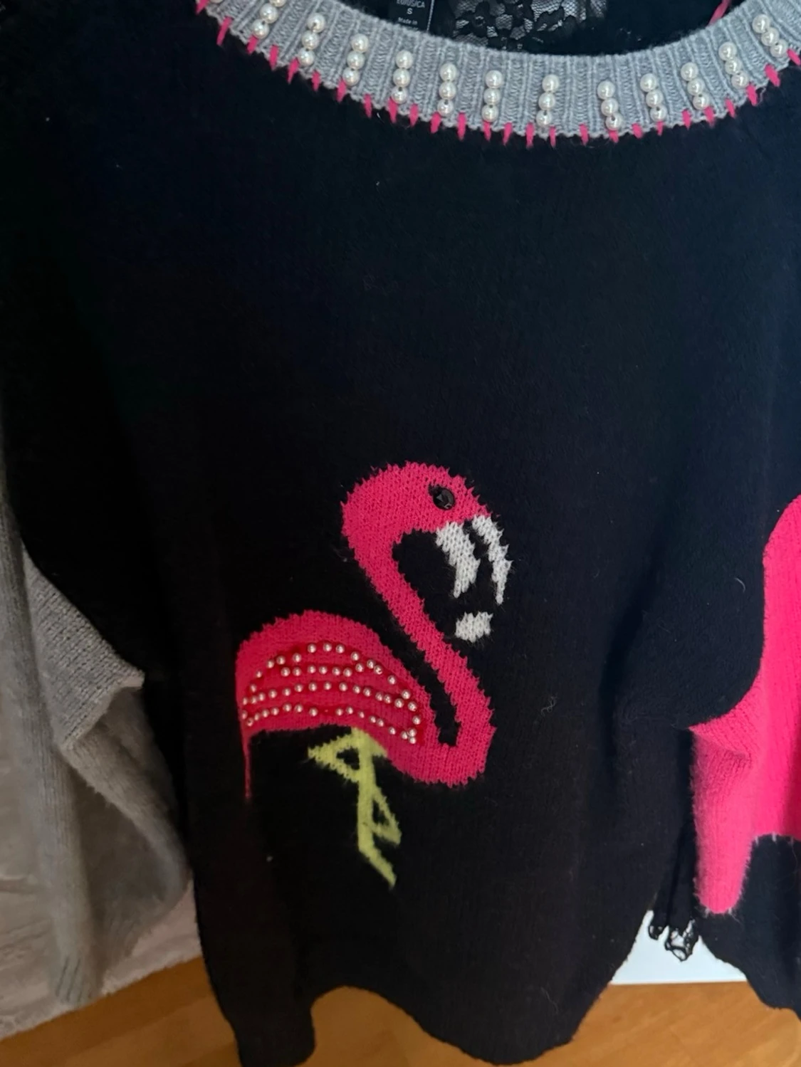 Svart stickad tröja med flamingo