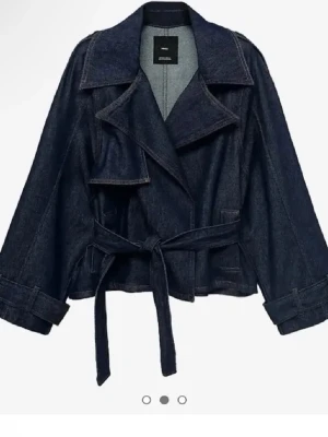 Mörkblå oversized jeansjacka med skärp - Trendig mörkblå jeansjacka från mango. Prislappen är kvar , aldrig använd 