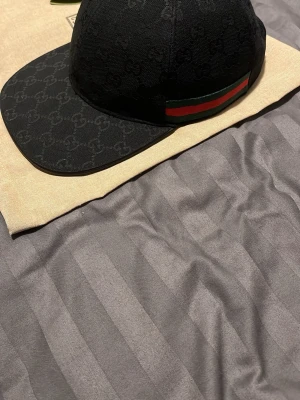 Svart keps från Gucci med GG-mönster - Gucci keps storlek M bästa sommar kepsen svart dust bag tags medföljer hör av dig vid ytligare frågor! 👍går att fixa andra färger och modeller hör av dig isf! 