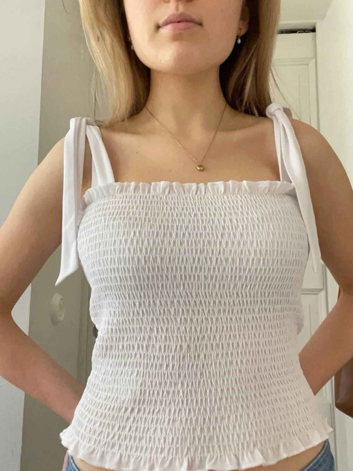 Vit smockad linnetopp med knytband