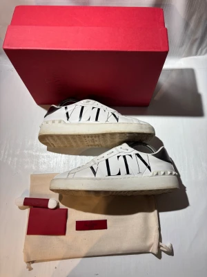 Valentino skor - Hej! Säljer nu mina skor från märket Valentino, storlek 39 bra skick, allt på bilden ingår. Tveka inte på att höra av dig om du har frågor eller funderingar kring skorna! 