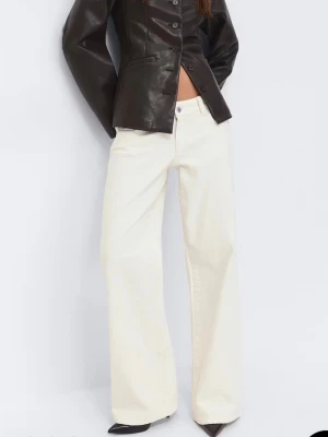 Vida vita jeans med låg midja - Ultra low wide jeans från Gina. Nyskick, endast provade. Så fina och fräscha till våren/sommaren.