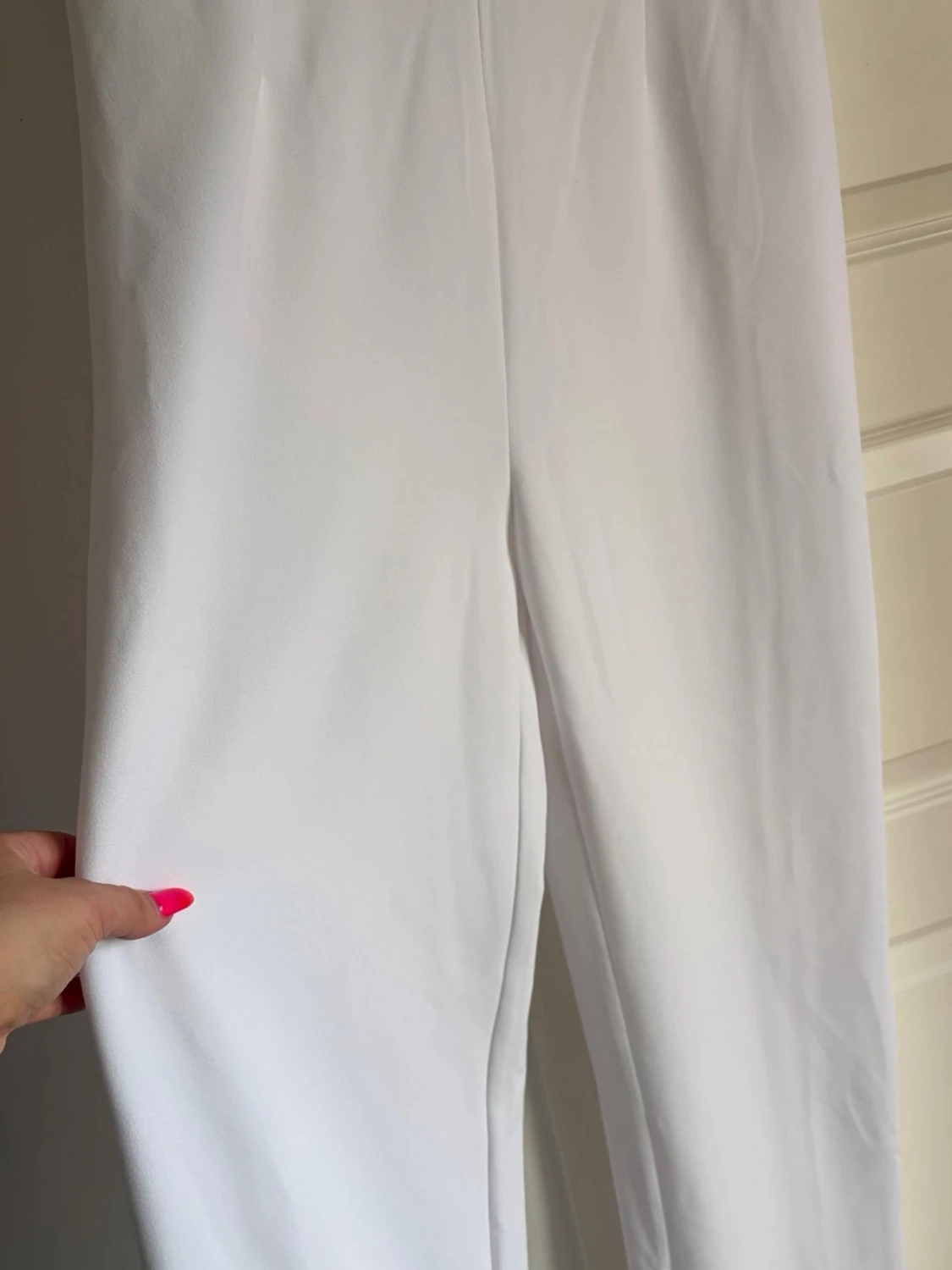 Vit ärmlös jumpsuit med raka ben - 1