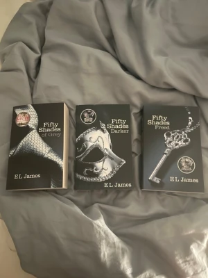 Säljer Mina Fifty Shades Böcker<3 - Säljer mina Fifty Shades böcker då jag inte läser dem, ÄLSKAR filmerna, några av mina favoriter men jag läser inte böckerna<3 Köpta för ca 600-700kr, säljer dem för 400kr+frakt då<3 Alla är iprencip nya, den första är öppnad någon enstaka gång<3