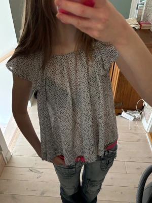 Mönstrad blus - Så fin mönstrad blus! Går att ha både back och fram!💕