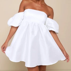 Vit off shoulder klänning puffärm - Supersöt slutsåld klänning med off shoulder-design. Endast använd 1 gång i storlek xs, passar perfekt som studentklänning 