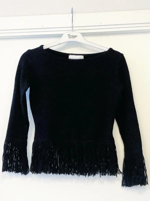 🍒Vintage y2k tröja med fransar🍒 - 🍒FAB FRINGE🍒Haka på countrytrenden med denna supersnygga y2k tröjan i lite kortare modell med fransar, båthals och trekvartsärm. Snygg stylad till vårens outfits!🍒 