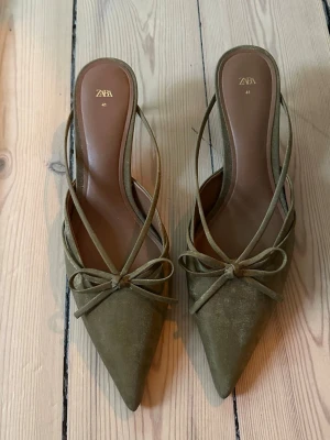 Gröna kotten heels  - SÅÅ snygga gröna kitten heels, helt oanvända