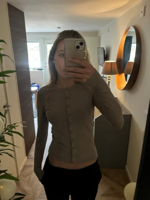 Brun kofta  - Super skön ljusbrun kofta, nästan aldrig använd! 