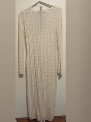 Strandklänning i spetsmaterial - Lång strandklänning i spetsmaterial. Kan användas över bikini då den är oerhört tunn och genomskinlig. Oanvänd, nytt skick och även köpt utomlands. Storlek M, men passar även L då den är väldigt stretchig! Pris kan diskuteras vid snabb affär!