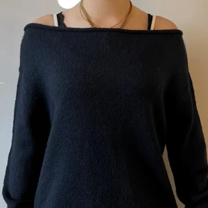 Helt ny tröja från Gina Tricot 💞 - Svart stickad tröja med off shoulder-modell och långa ärmar. Jag köpte tröjan för 359 kr och den är helt ny med lapp kvar. Bara att skriva vid frågor, säljer då den inte passar💞😊